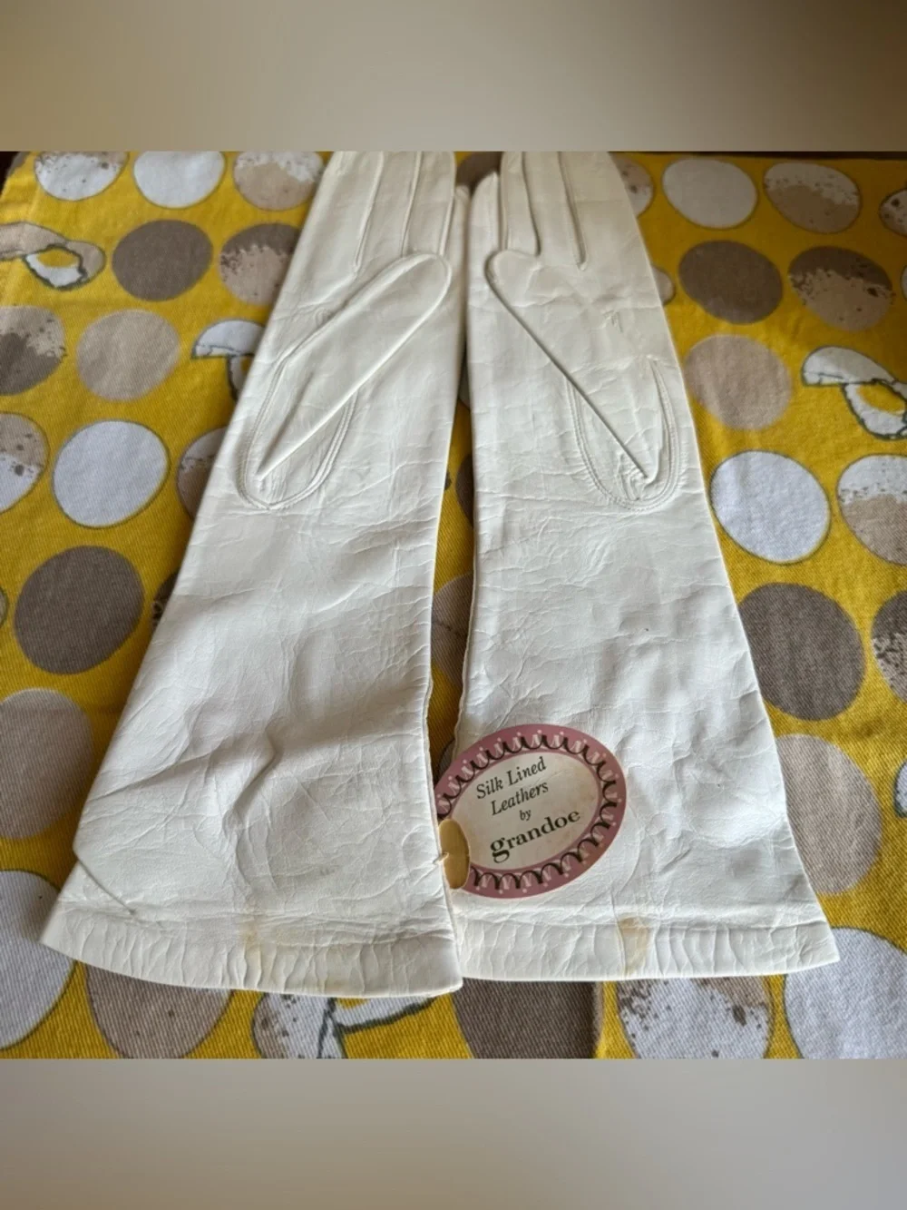 Vintage NWT Grandoe silk lined Leathers cream gloves size 6